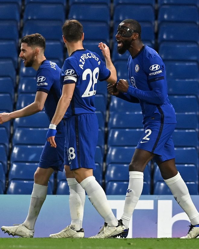 宝刀未老！53岁齐达内再现马赛回旋，戏耍大美女后轻盈破门（53岁齐达内再秀马赛回旋，晃过美女后轻巧破门，风采不减）