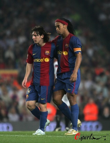 西蒙斯：在巴黎时，内马尔一直照顾我；英超就是世界第一联赛（西蒙斯称在巴黎受内马尔照顾，直言英超是世界第一联赛）