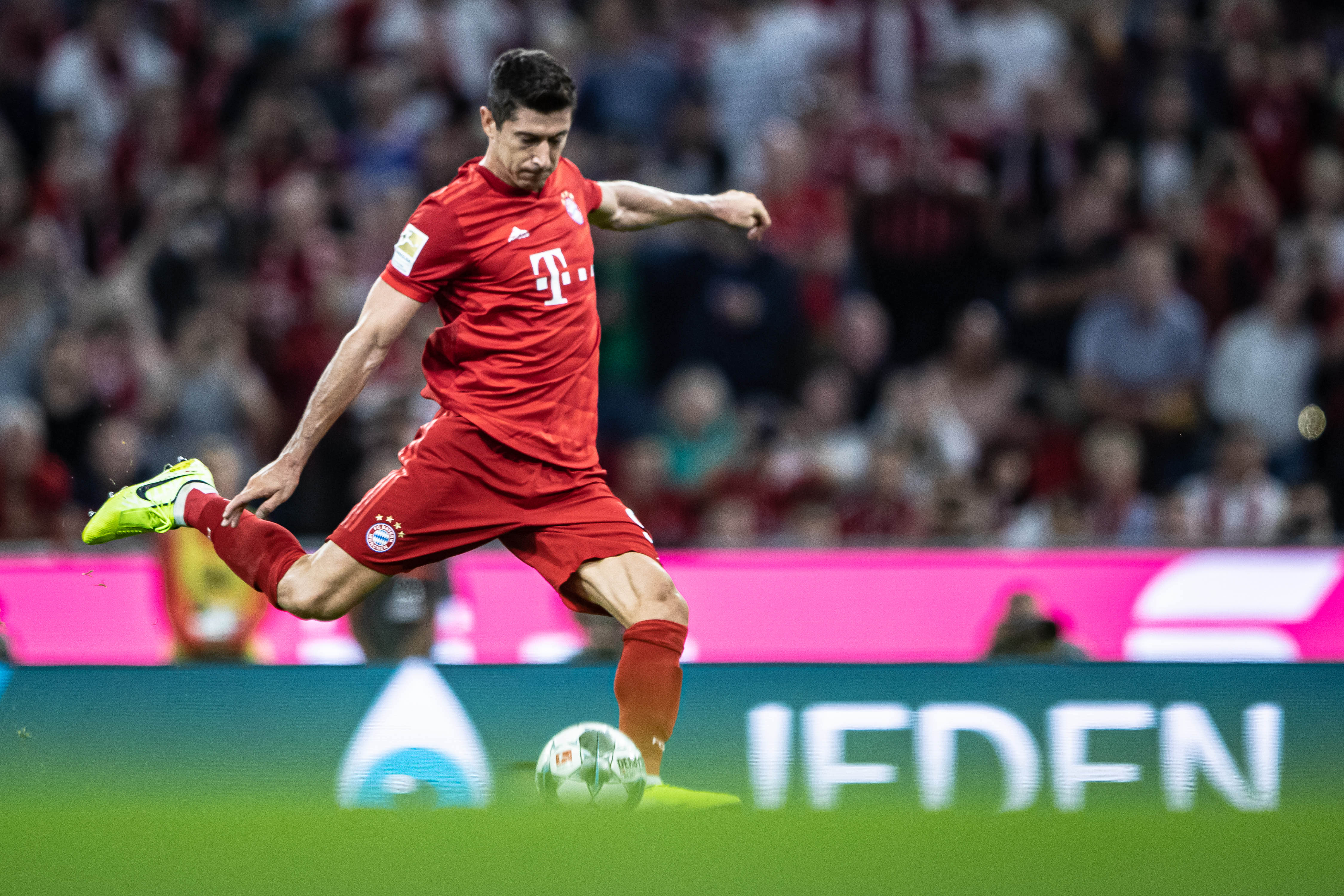 本赛季各项赛事狂轰34球，哈兰德追平C罗12年前同期纪录（哈兰德本赛季已轰34球，追平C罗12年前同期成就）