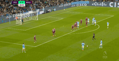 自己给自己颁奖！特朗普获首届FIFA和平奖 因凡蒂诺抛出争议言论（被指“自我加冕”，特朗普摘得首届FIFA和平奖，因凡蒂诺言论引发争议）